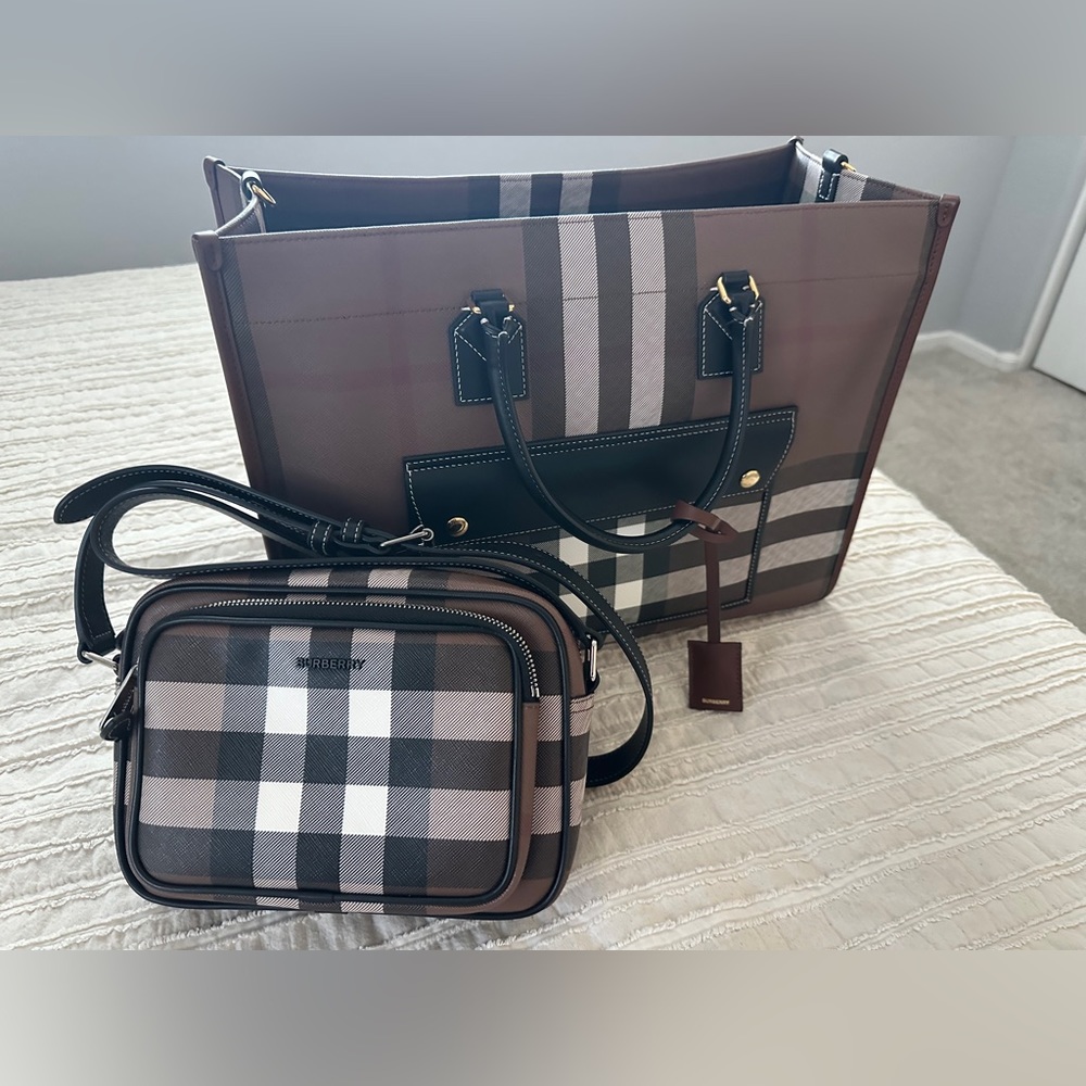 Burberry Medium Freya Tote
Colour: Dark Birch Brown